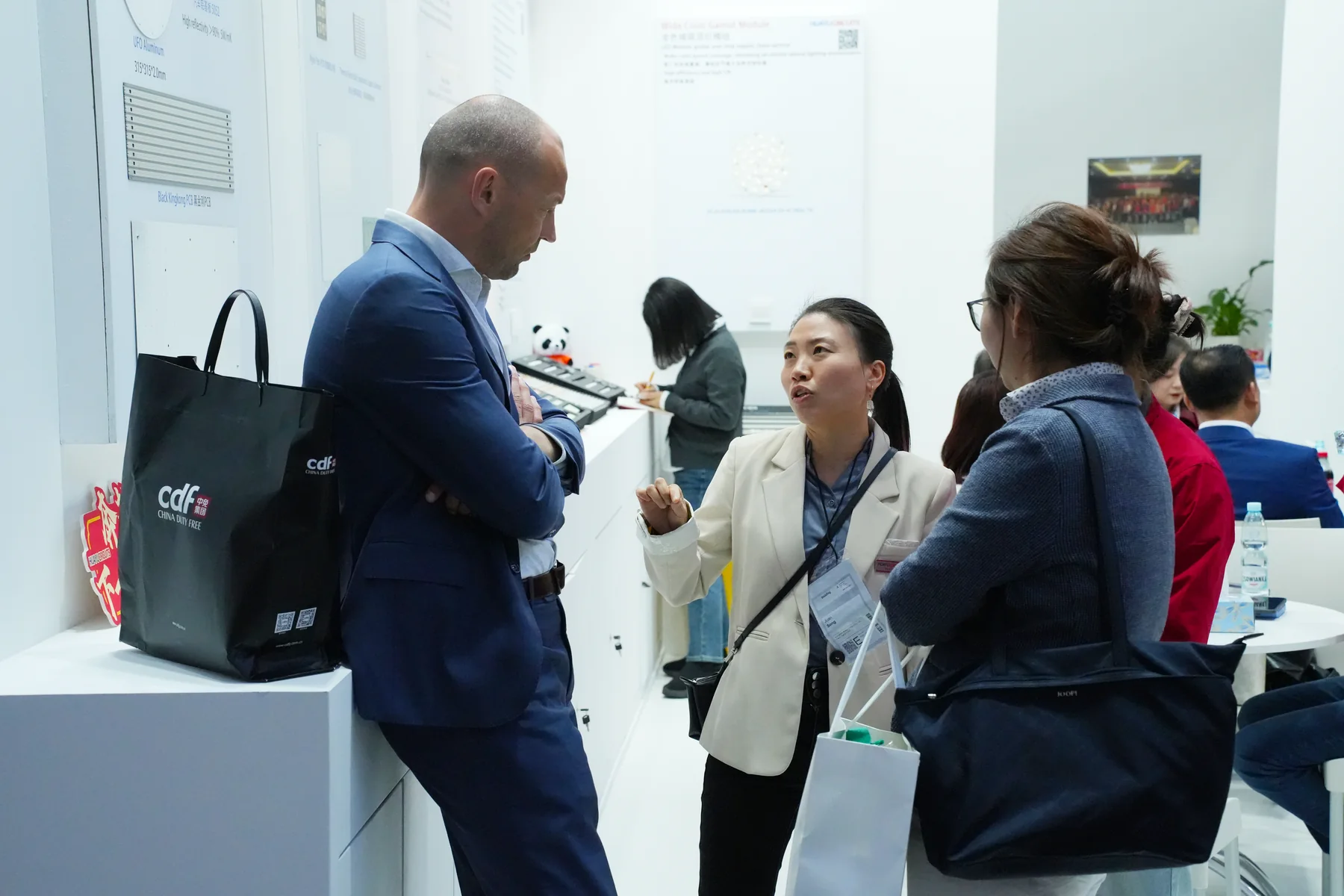 华予团队在法兰克福展会与客户交流