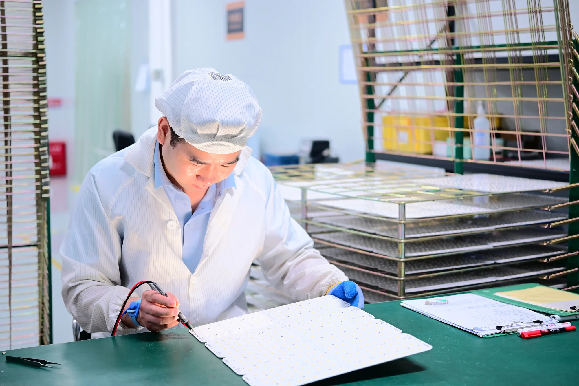 华予质量人员检查电路板